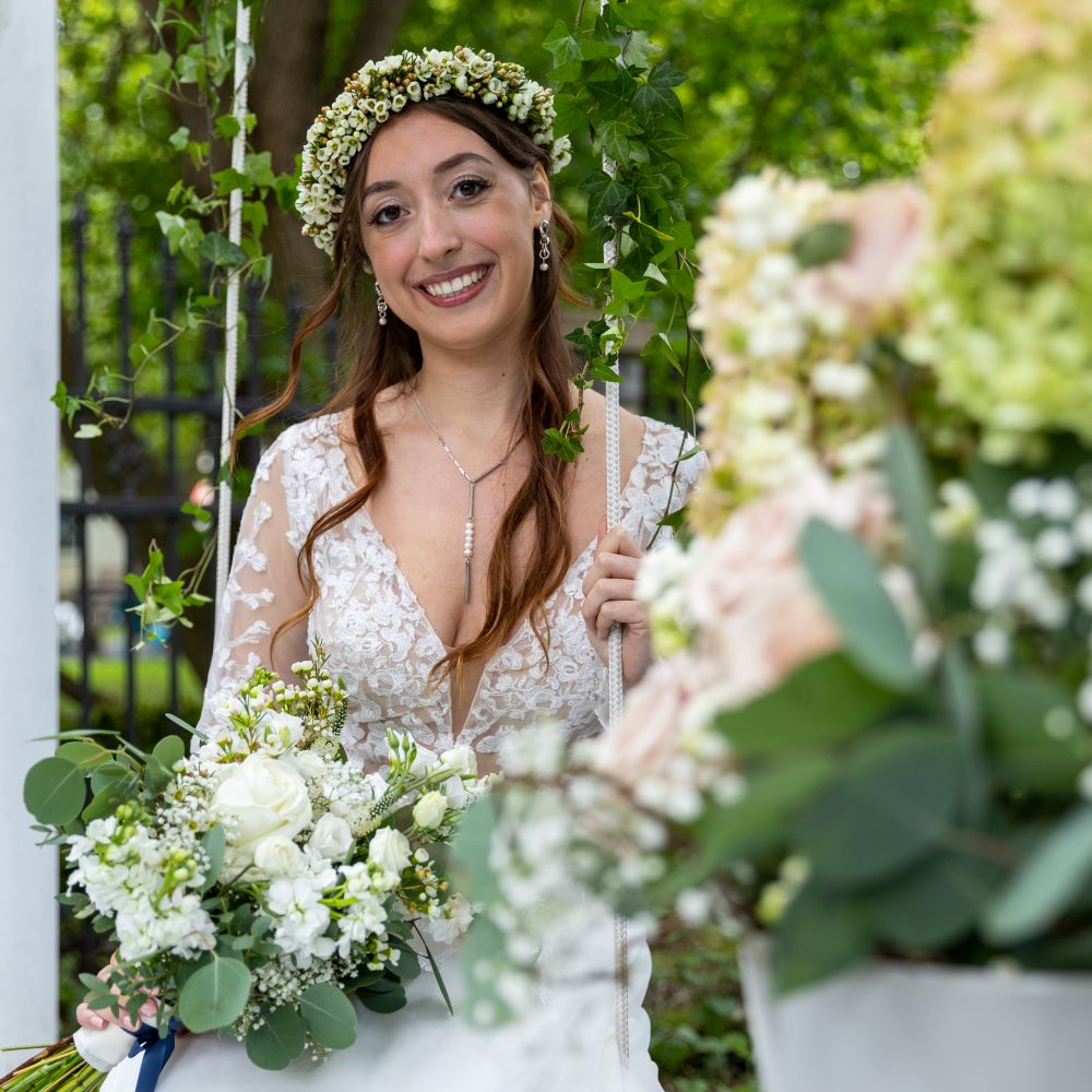 Bouquet de mariée bohème blanc en cascade avec roses blanches, lisianthus,
véronique, wax et eucalyptus, style poétique romantique
