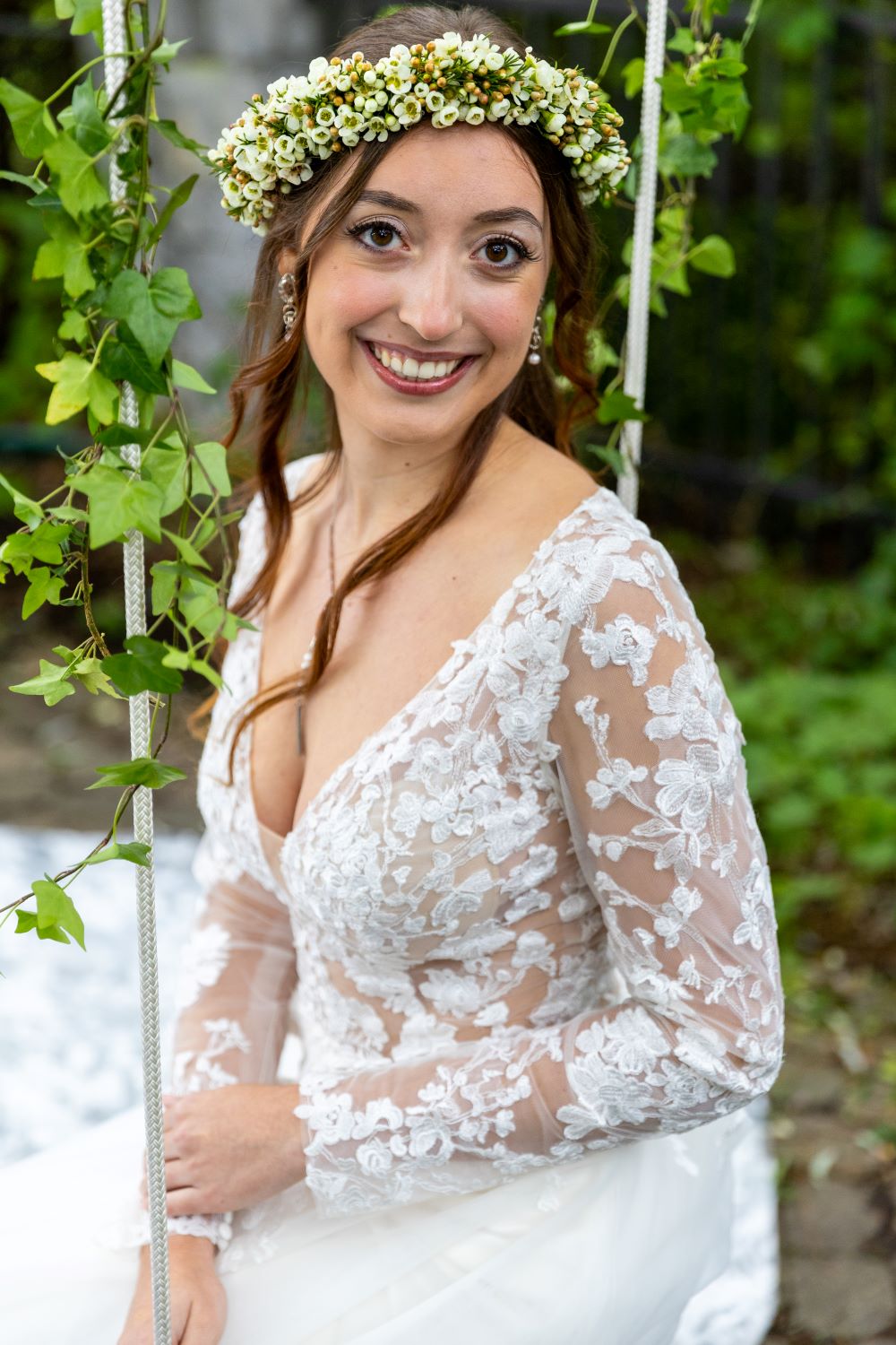 Mariée avec une couronne fleurie blanche