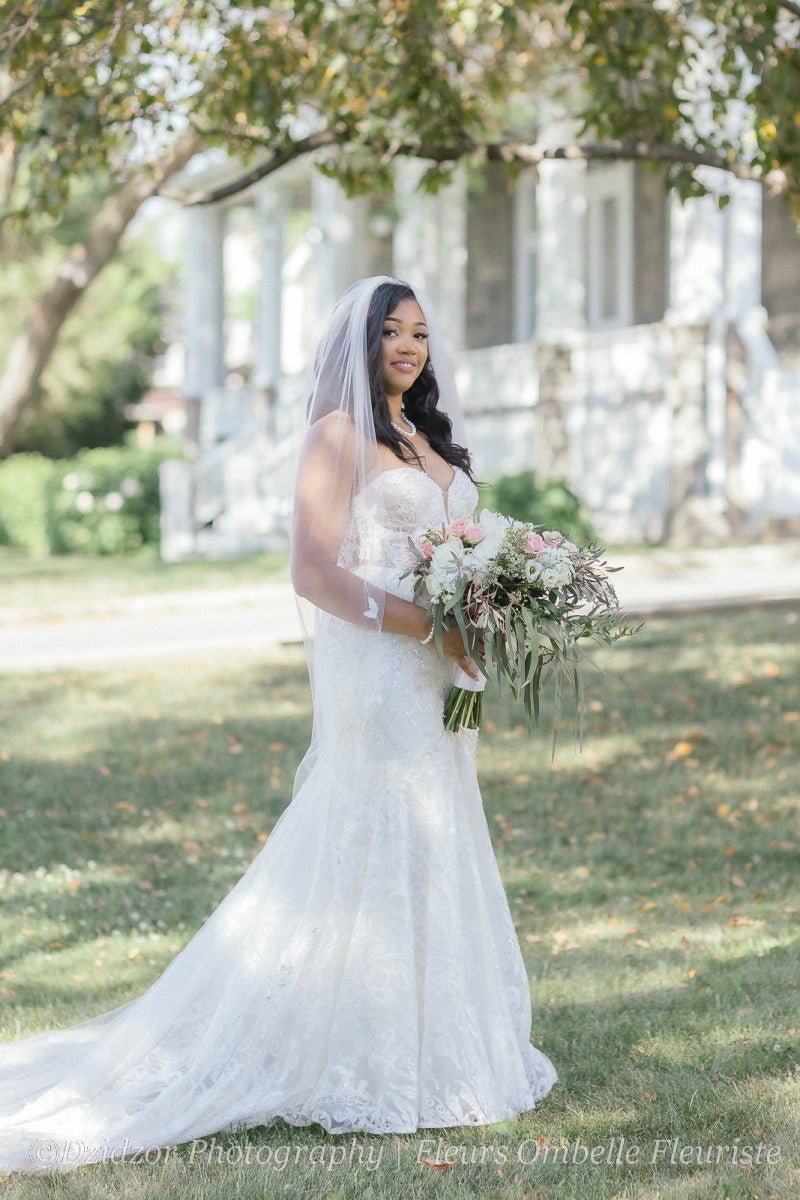 Mariée avec son bouquet de mariage