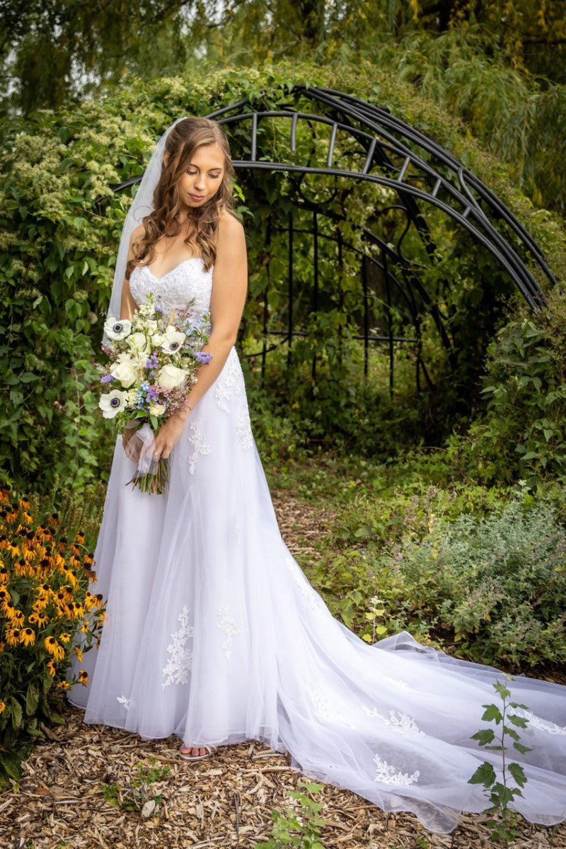 Jeune mariée avec son bouquet de mariage