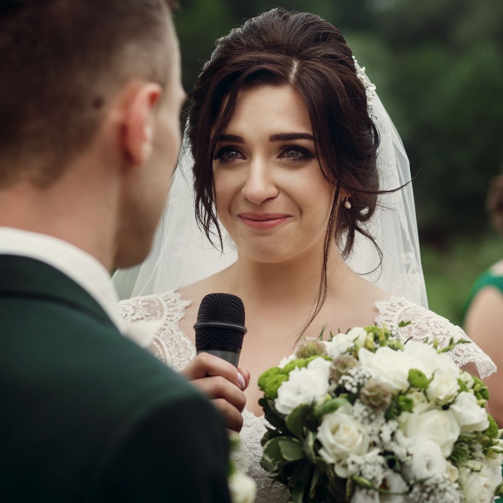 Cérémonie vœux de la mariée avec bouquet de fleurs