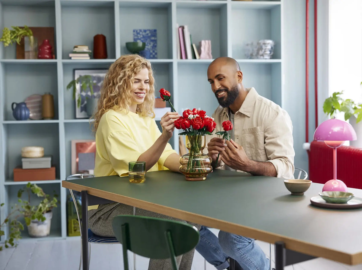 Personnes entrain de construire le bouquet de roses - Lego 10328