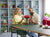 Personnes entrain de construire le bouquet de roses - Lego 10328