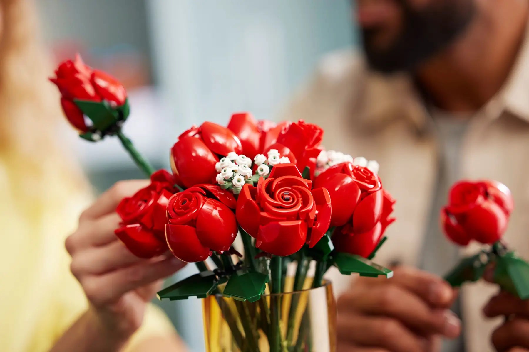 Personne entrain de construire le bouquet de roses - Lego 10328