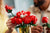 Personne entrain de construire le bouquet de roses - Lego 10328