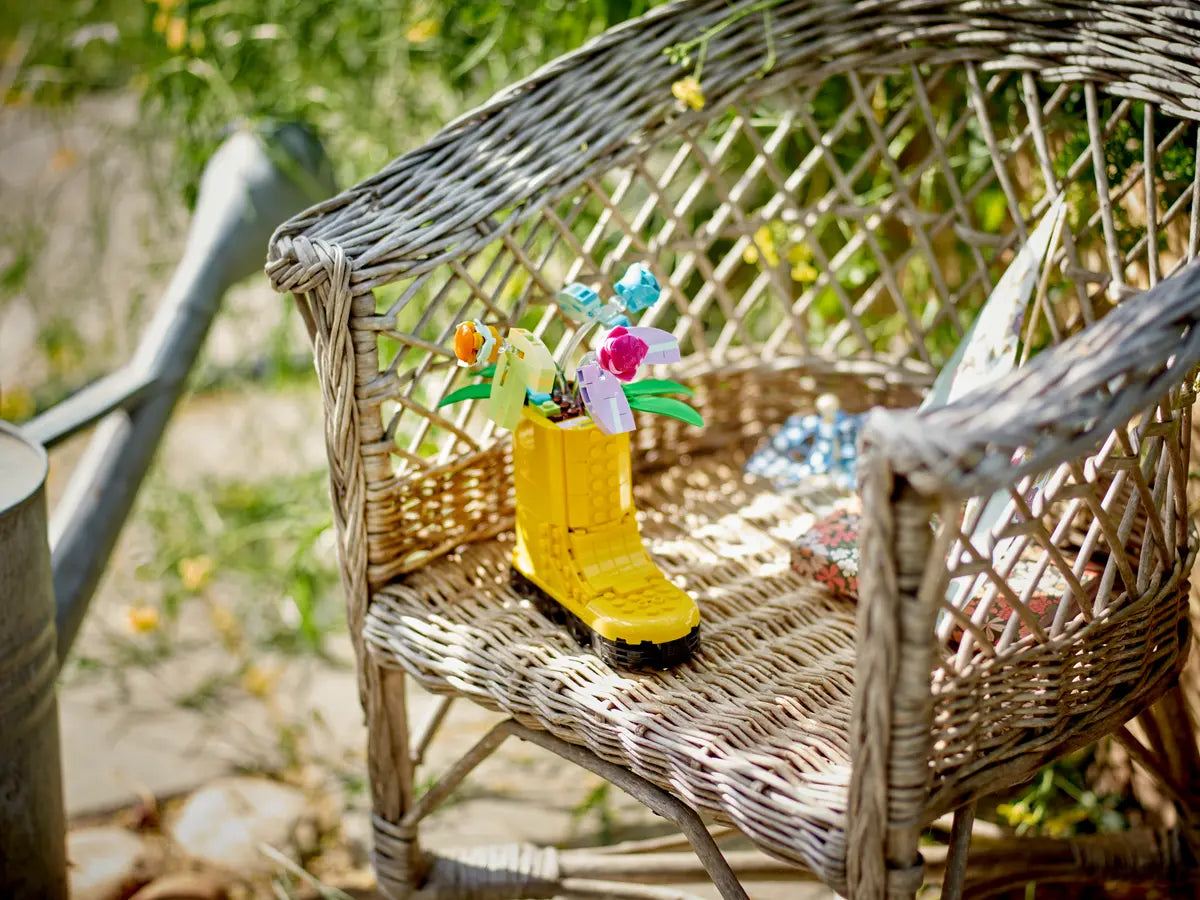 Lego - Des fleurs dans un arrosoir - Sur une chaise