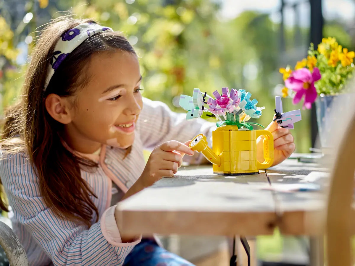 Lego - Des fleurs dans un arrosoir - Fille qui observe arrosoir