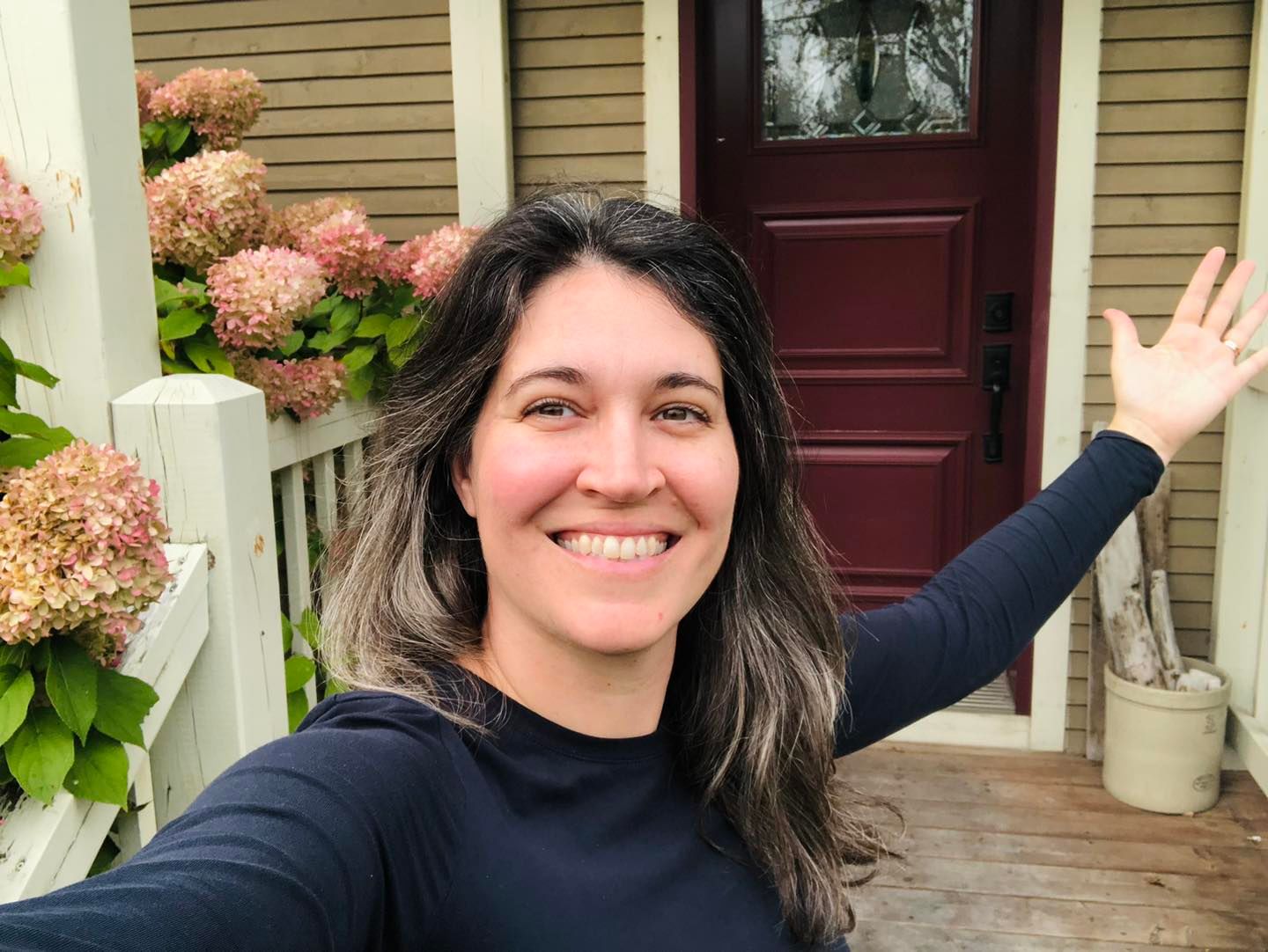 Catherine plante devant sa maison