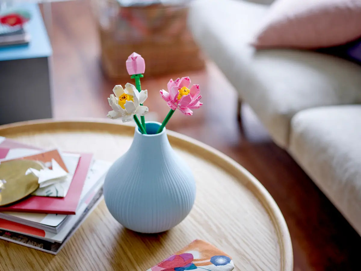 Lego - Fleurs de lotus - Dans un vase sur une table