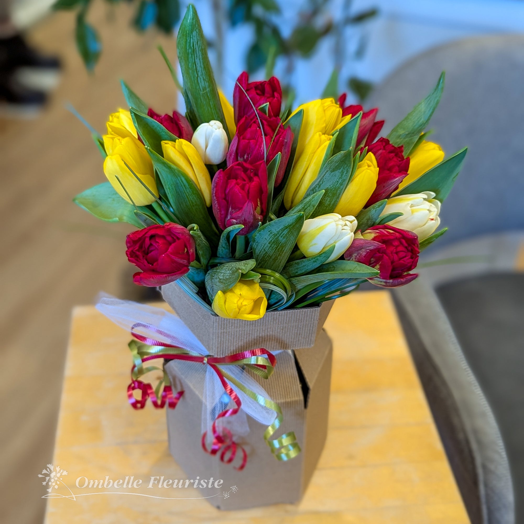 Bouquet de 20 tulippes avec boîte-vase couleur naturel