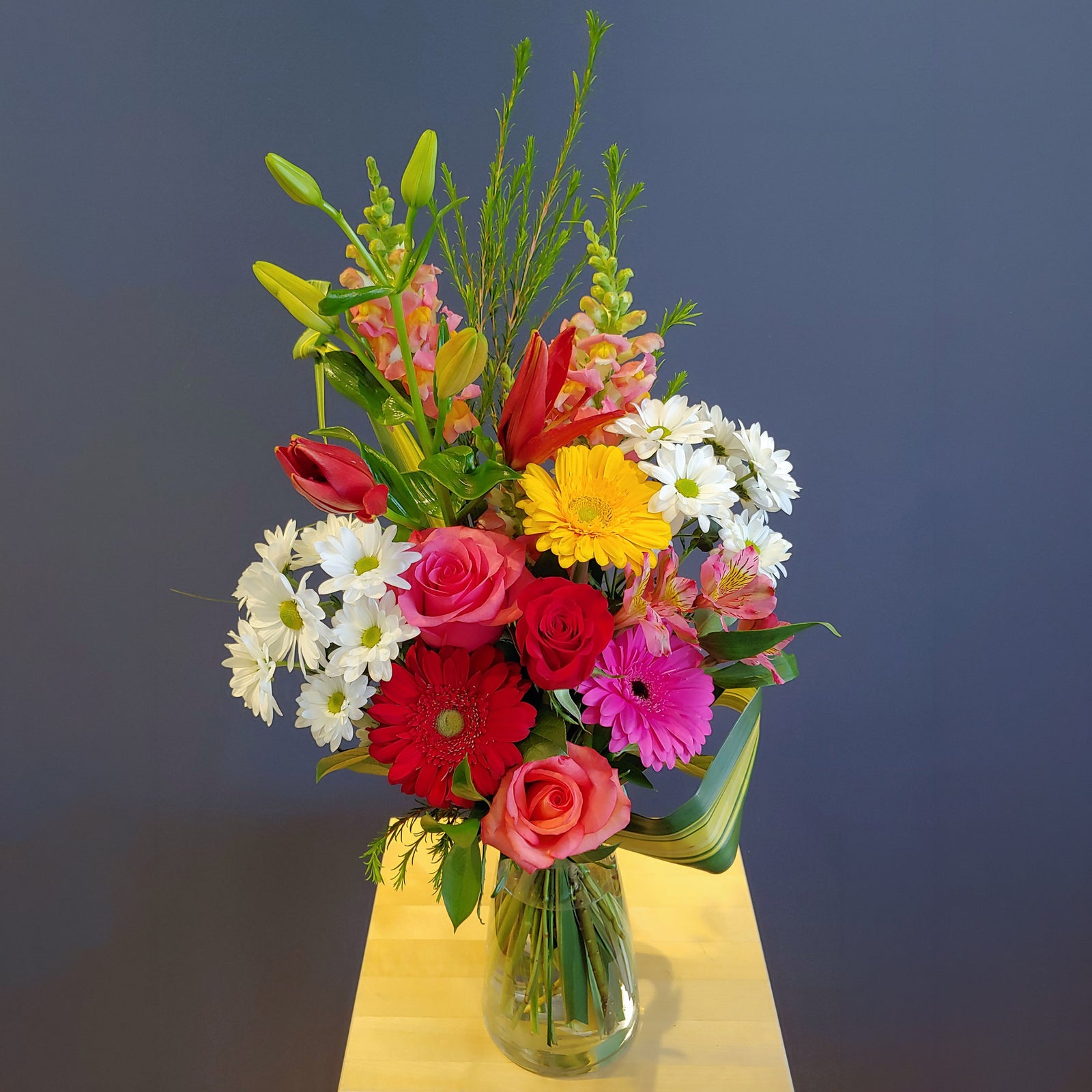 Bouquet de fleurs marjorie dans un vase aux couleurs éclatantes