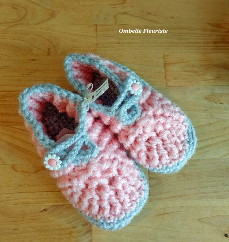 Petits chaussons pour nouveau né tricotés à la main