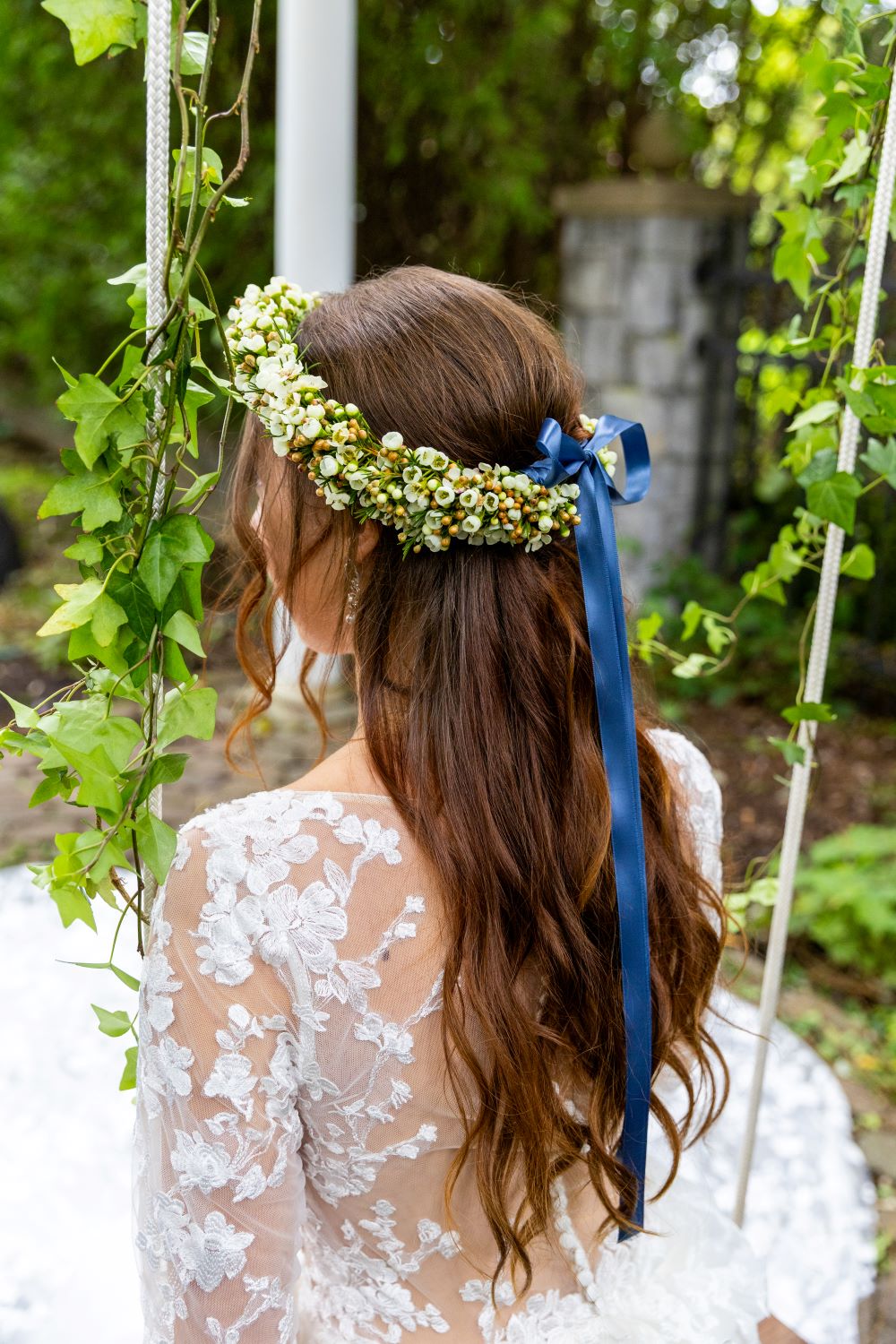 Dos de coiffure avec cheveux en vague avec couronne