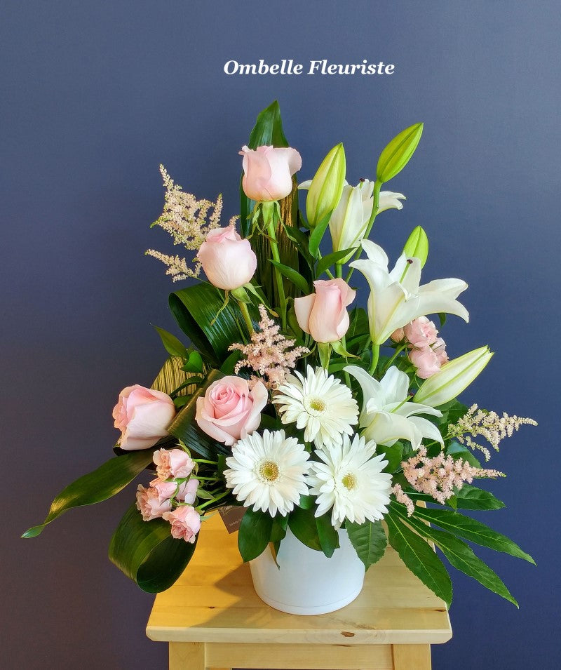 Corbeille funéraire roses astilbe lys