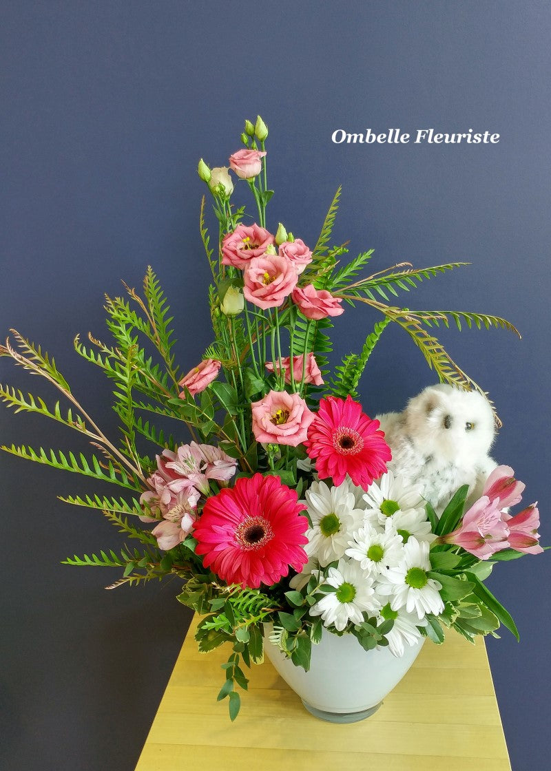 Création florale pour cadeau de naissance avec peluche harfang des neiges