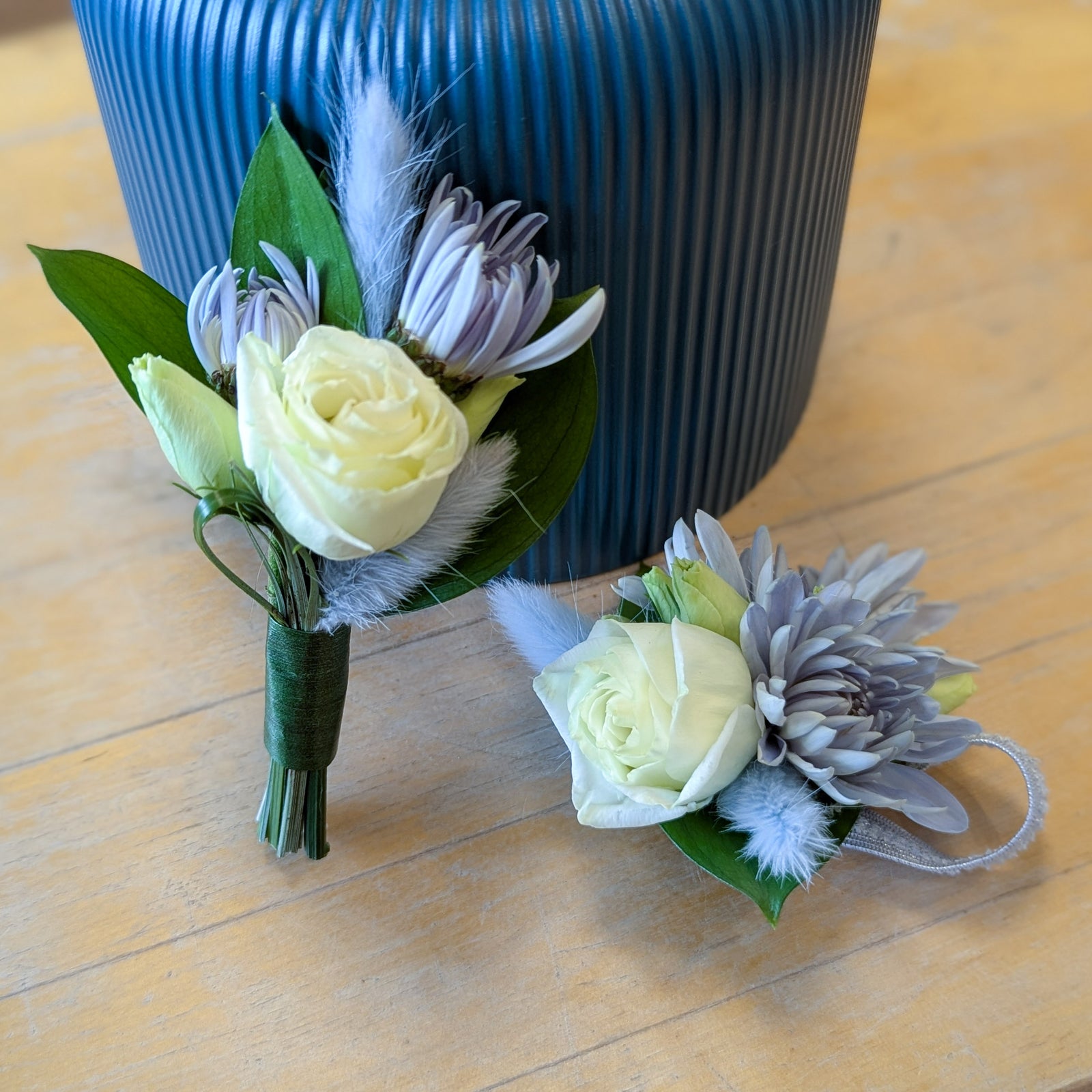 Duo boutonnière et bracelet fleuri pour bal de finissant - Fleur bleue