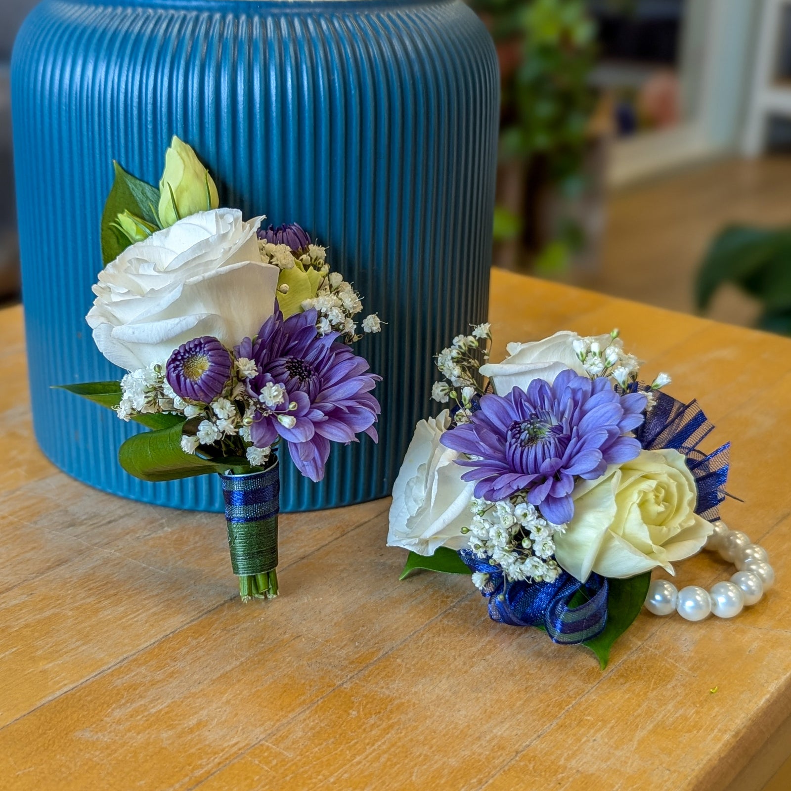 Duo boutonnière et bracelet fleuri pour bal de finissant - Mer-du-nord