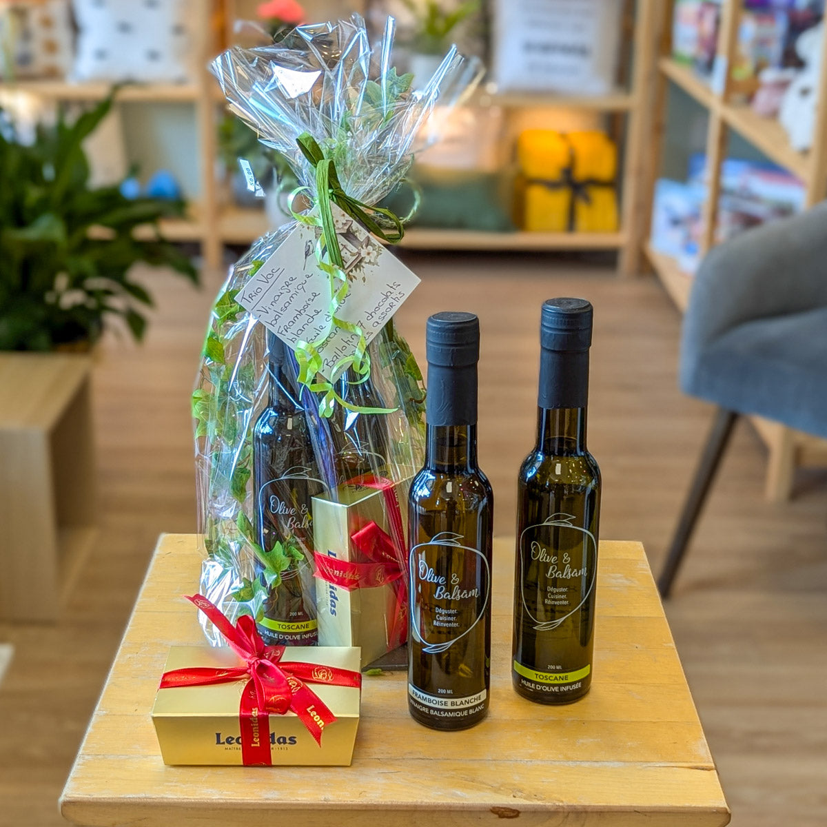Emballage cadeau - Trio huile d'olive, vinaigre balsamique et ballotin 7 chocolats Leonidas