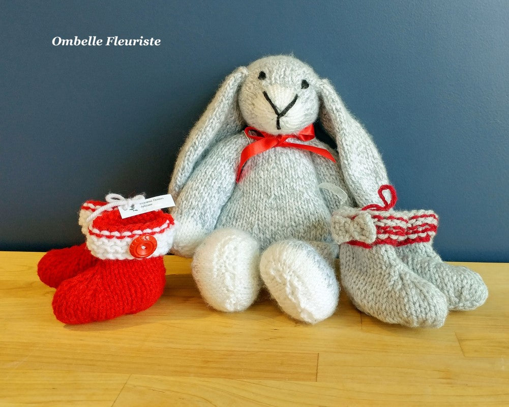 Chaussons et peluches sont idéales comme cadeau de naissance