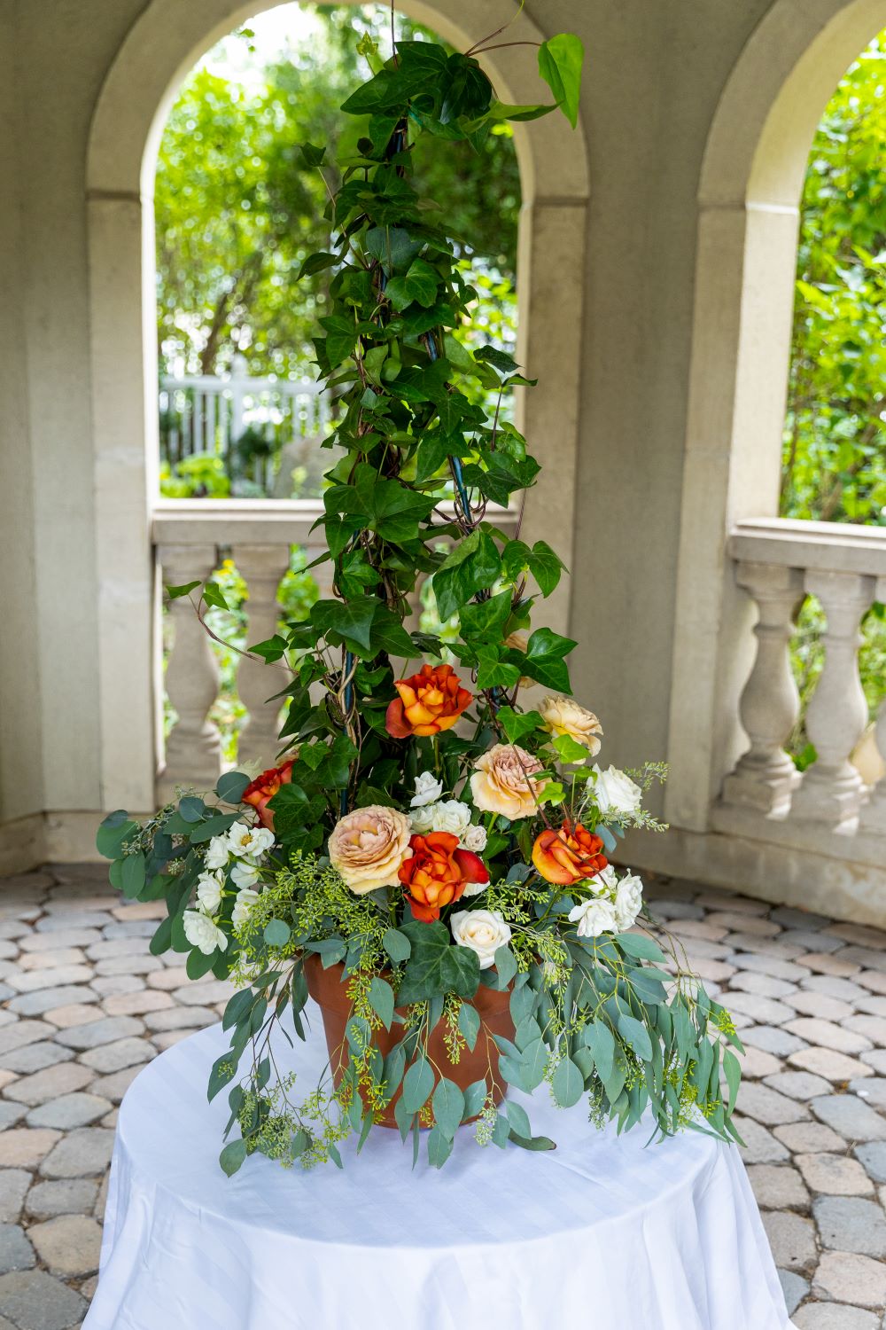 Jardinière de lierre pour un mariage chic-classique orange