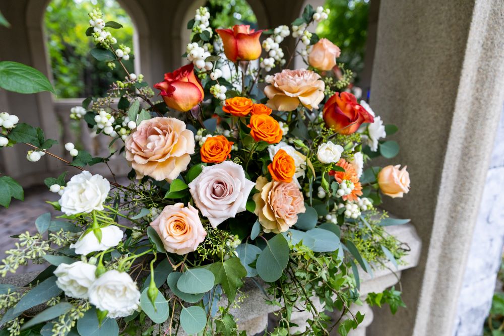 Jardinière dans l'alcove pour un mariage chic-classique orange