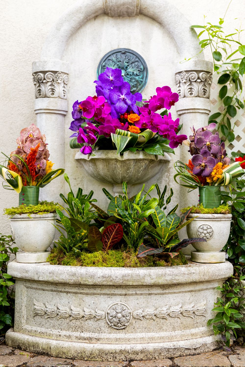 Arrangement floral de fontaine avec orchidées pour un mariage exotique coloré