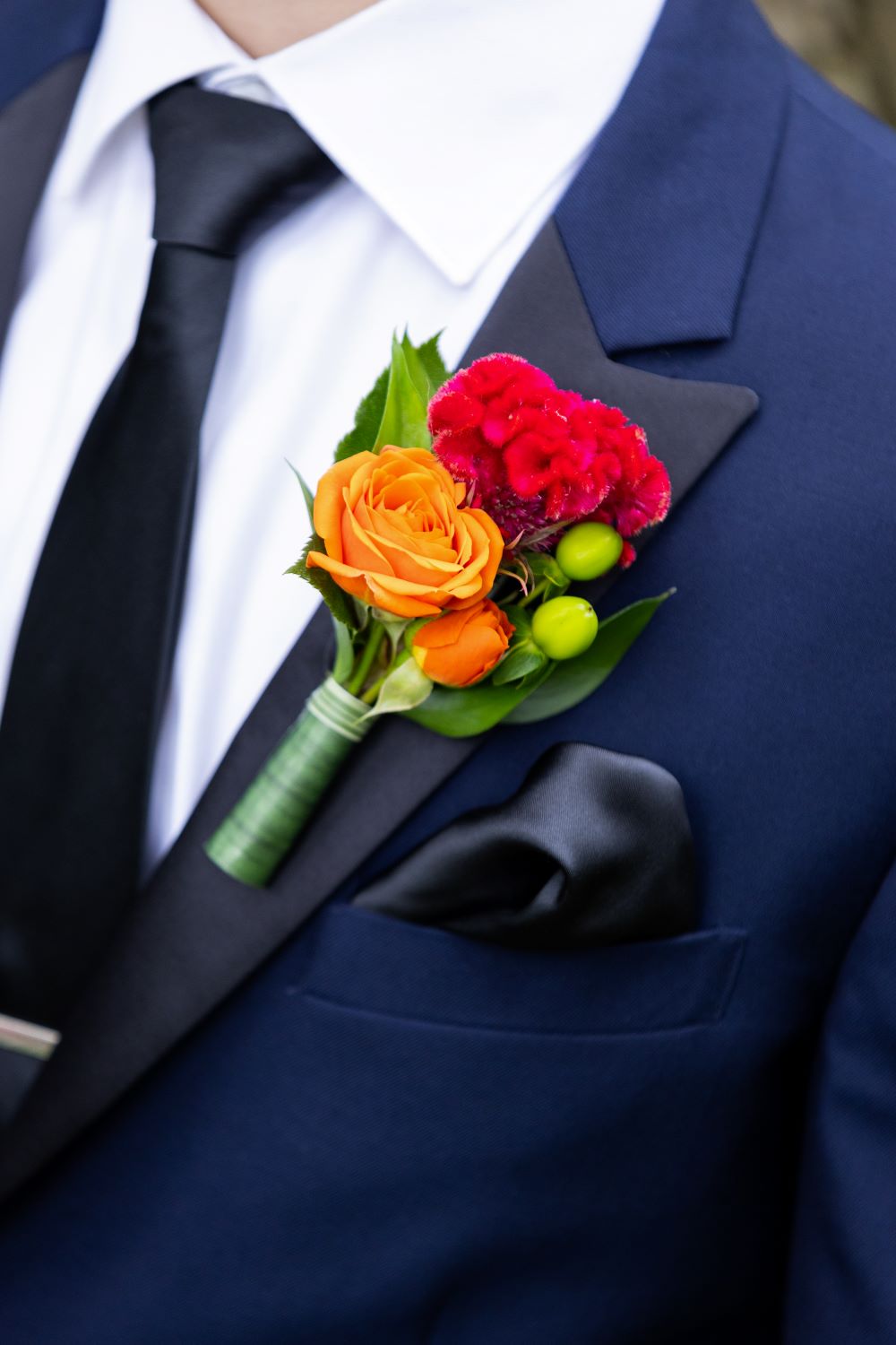 Boutonnière colorée du garçon d'honneur pour mariage de style exotique