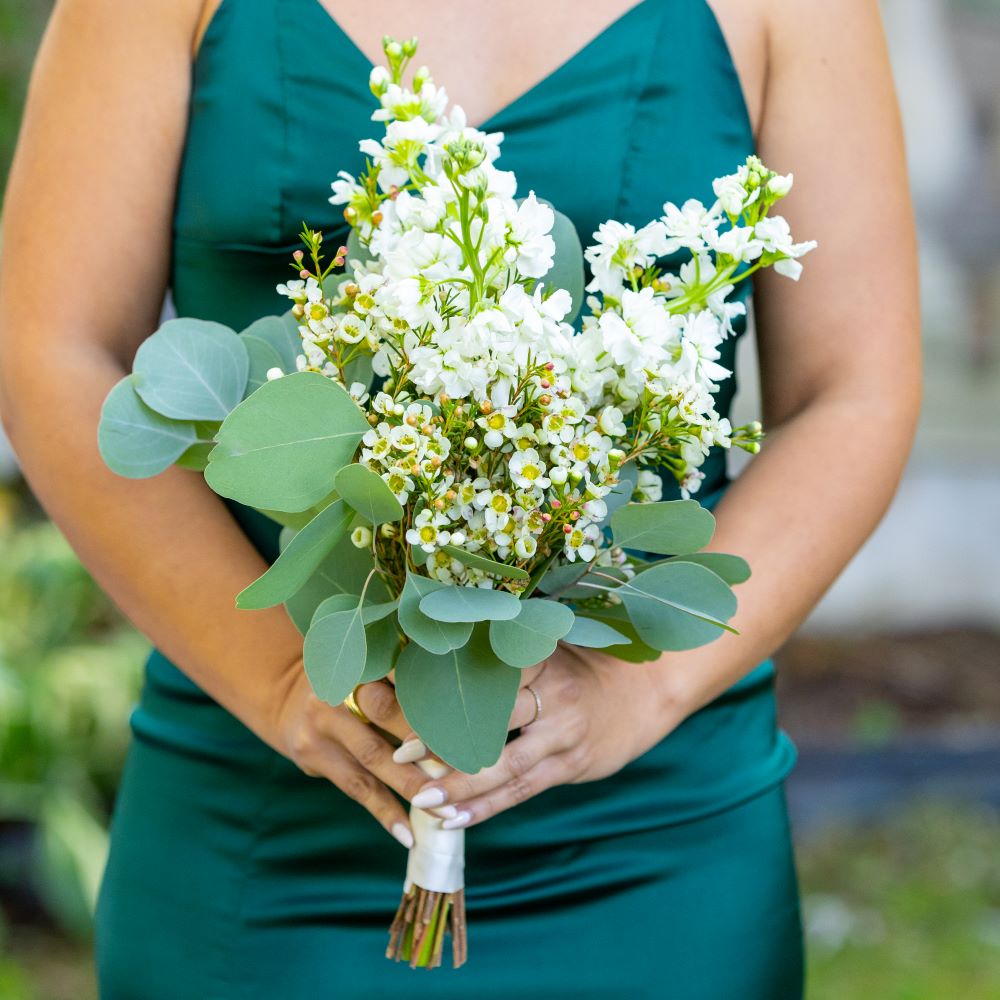 Bouquet de demoiselle d'honneur avec bouquet poétique blanc