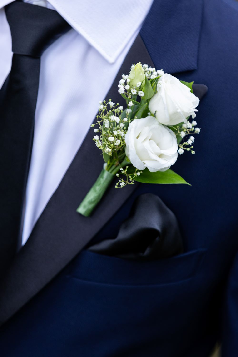 Boutonnière fleurs blanches pour mariage poétique