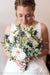 Une mariée avec son bouquet de mariée