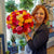 Nadia qui tient un bouquet de roses pour une livraison par le fleuriste st-basile
