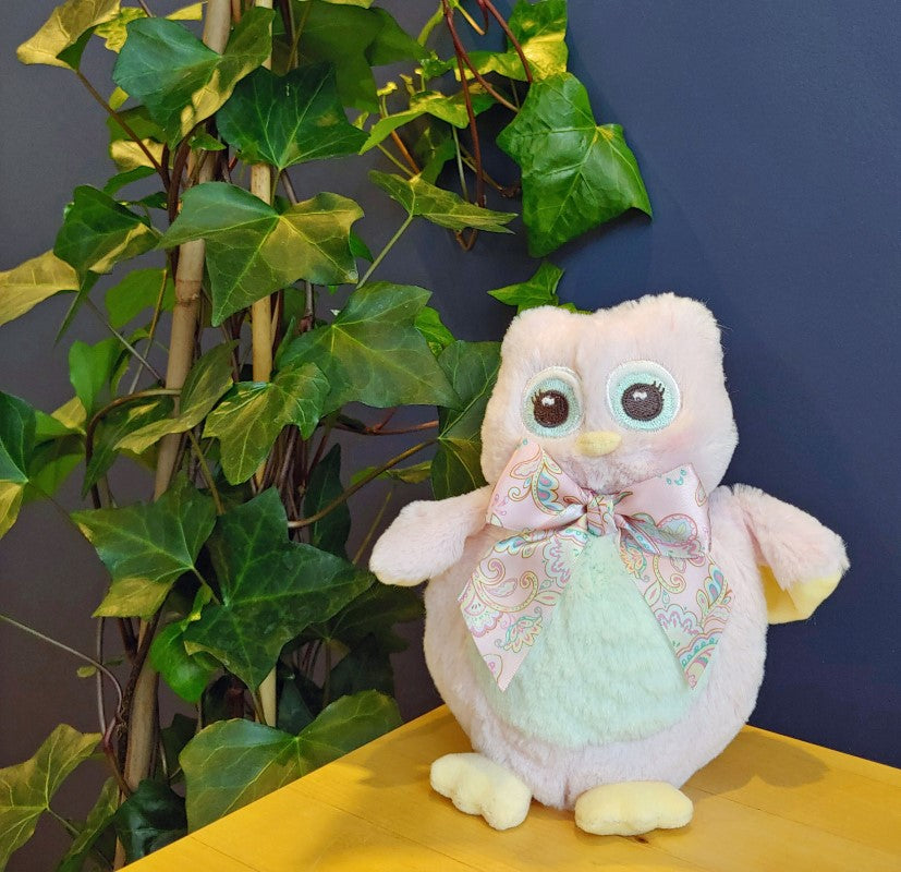 Petite peluche de chouette idéale comme cadeau de naissance