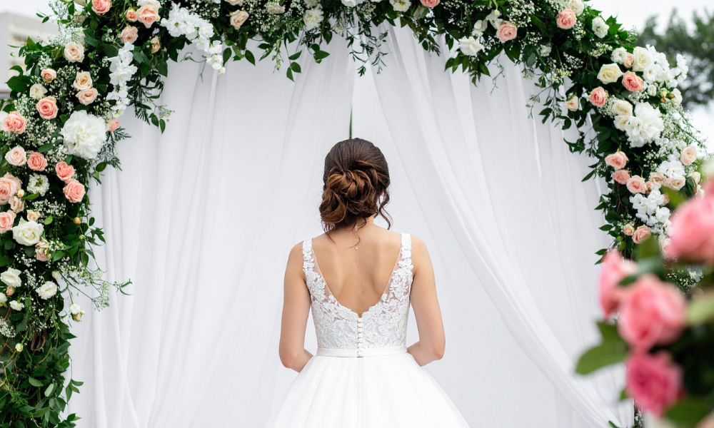 mariée dans l'arche nuptial
