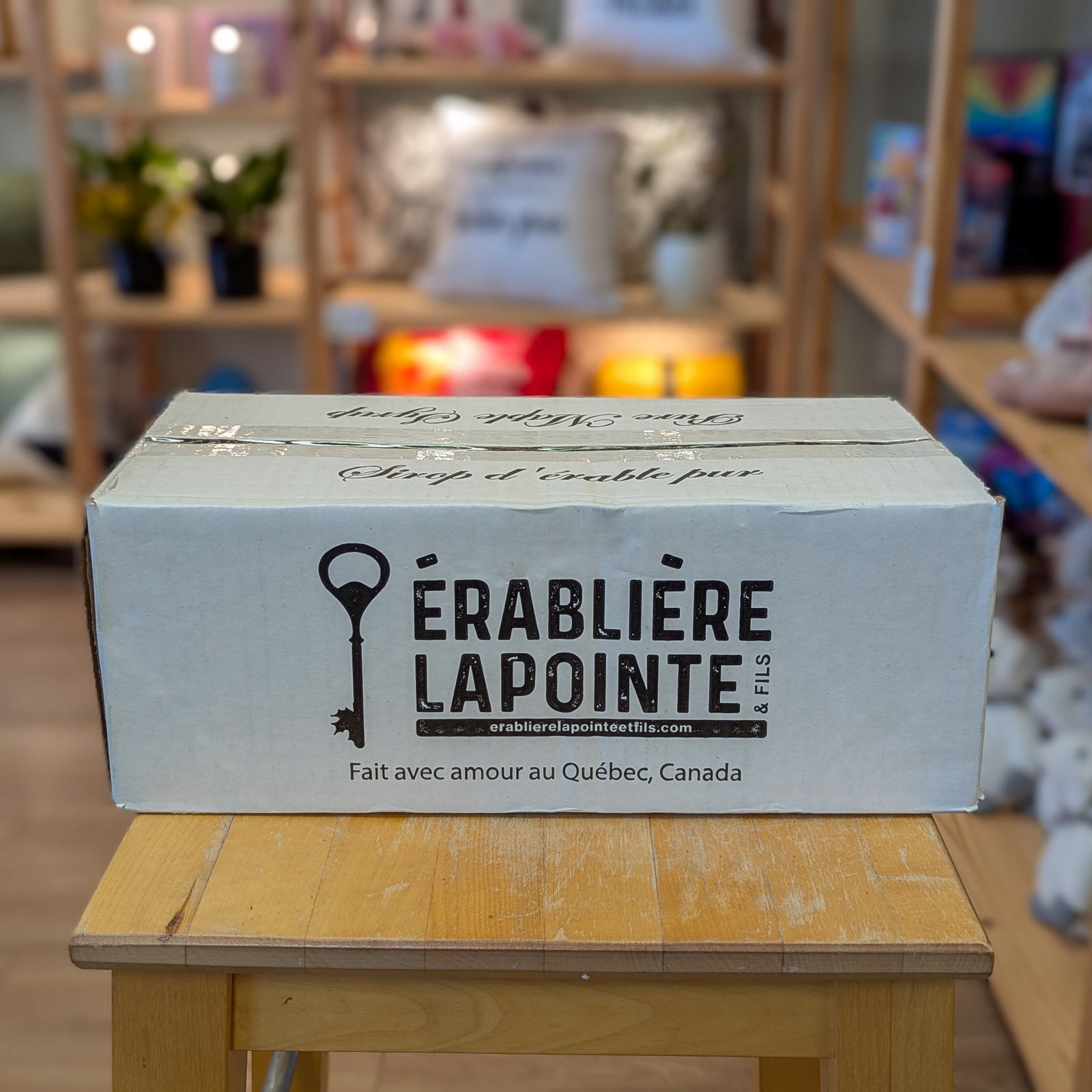 Caisse de 8 boîtes du sirop d'érable Lapointe et fils