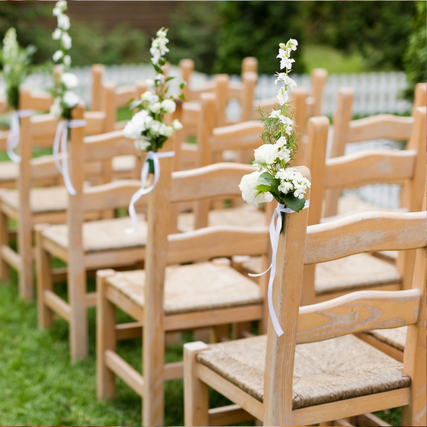 Chaises décorées pour le mariage