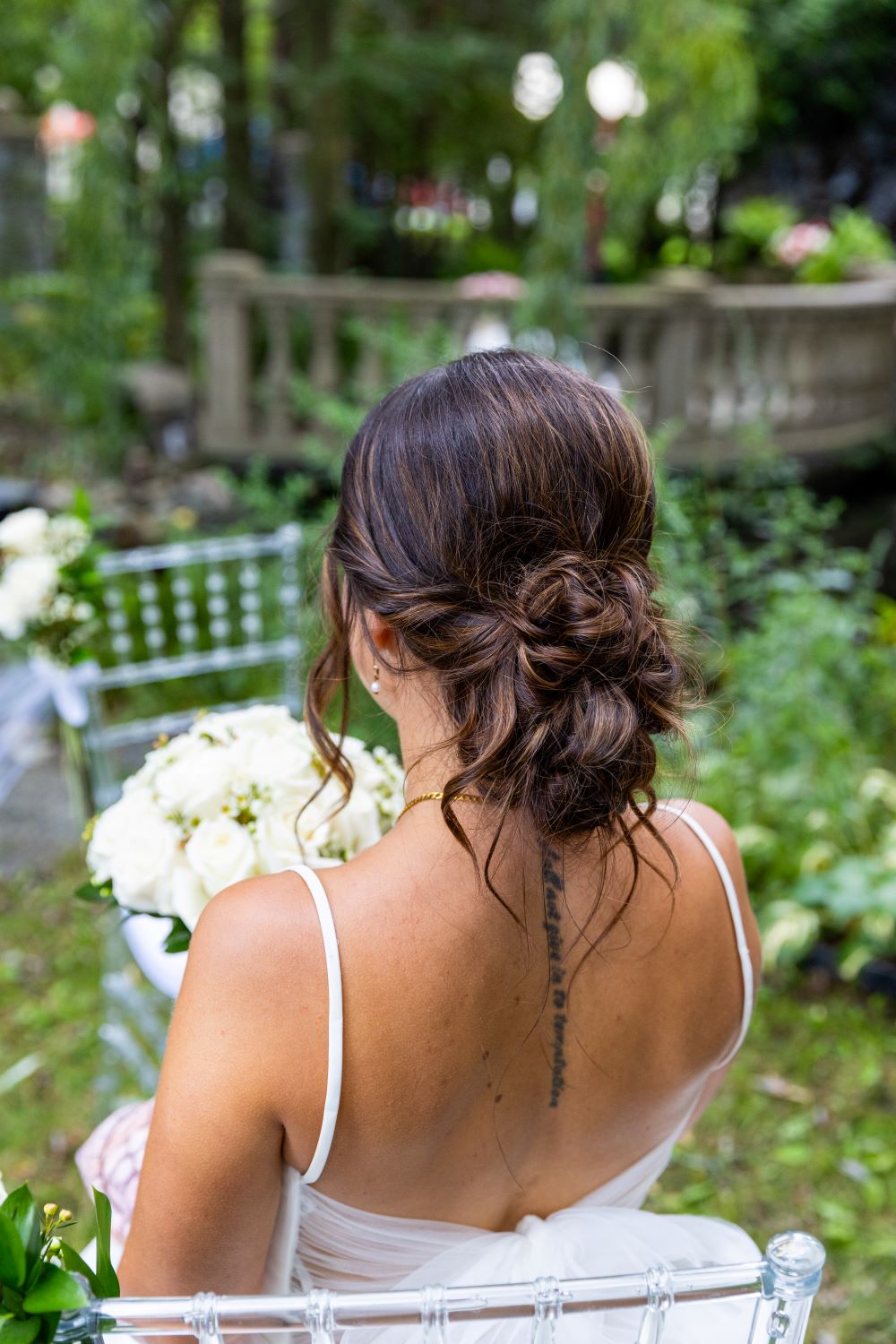 Coiffure en chignon bas pour un mariage chic-classique