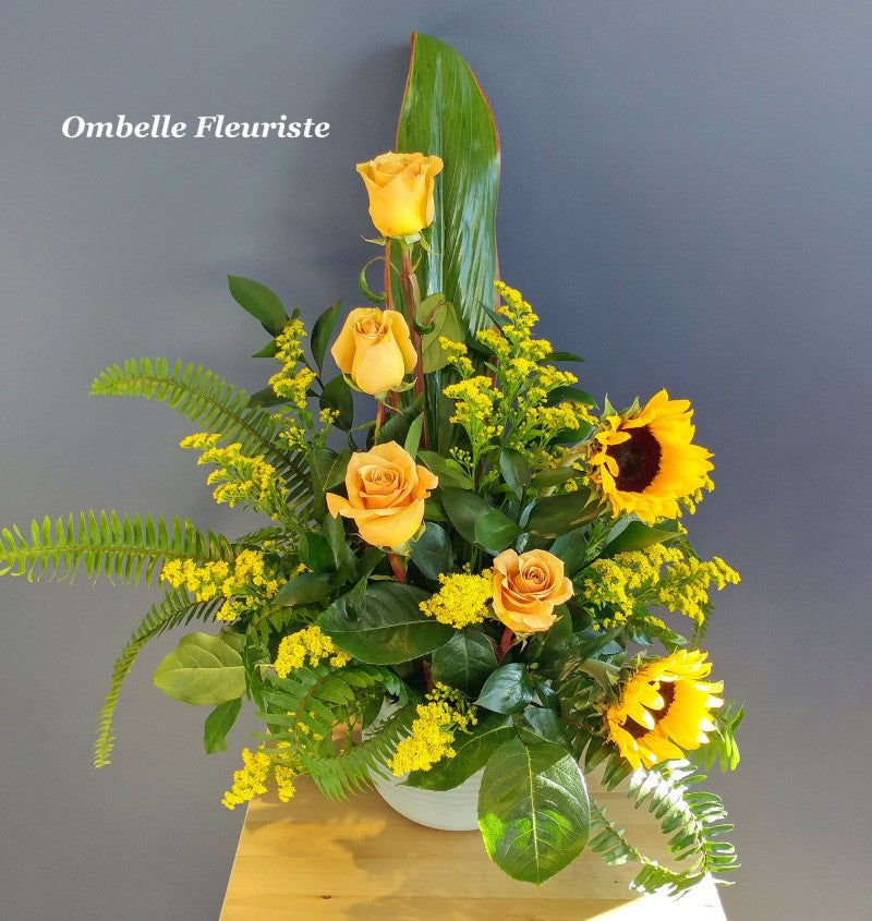 Corbeille funéraire roses tournesols solidago jaune vert champêtre