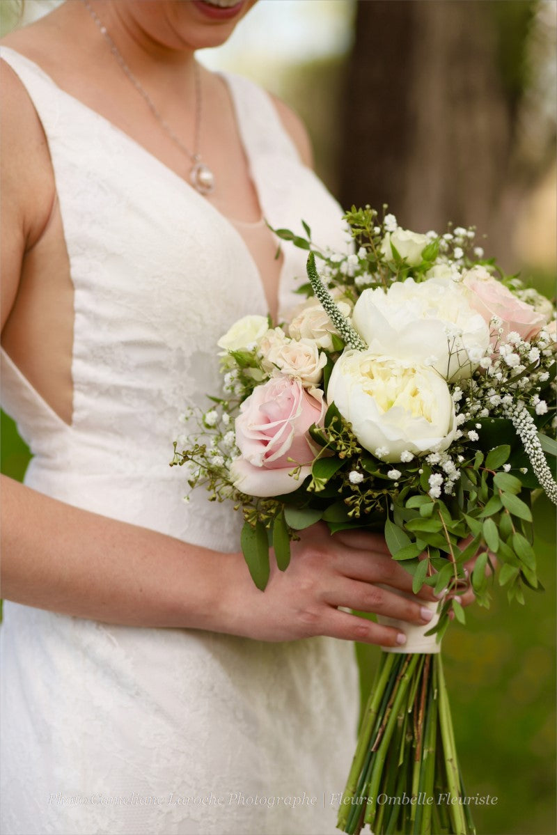 La mariée avec son bouquet de mariage