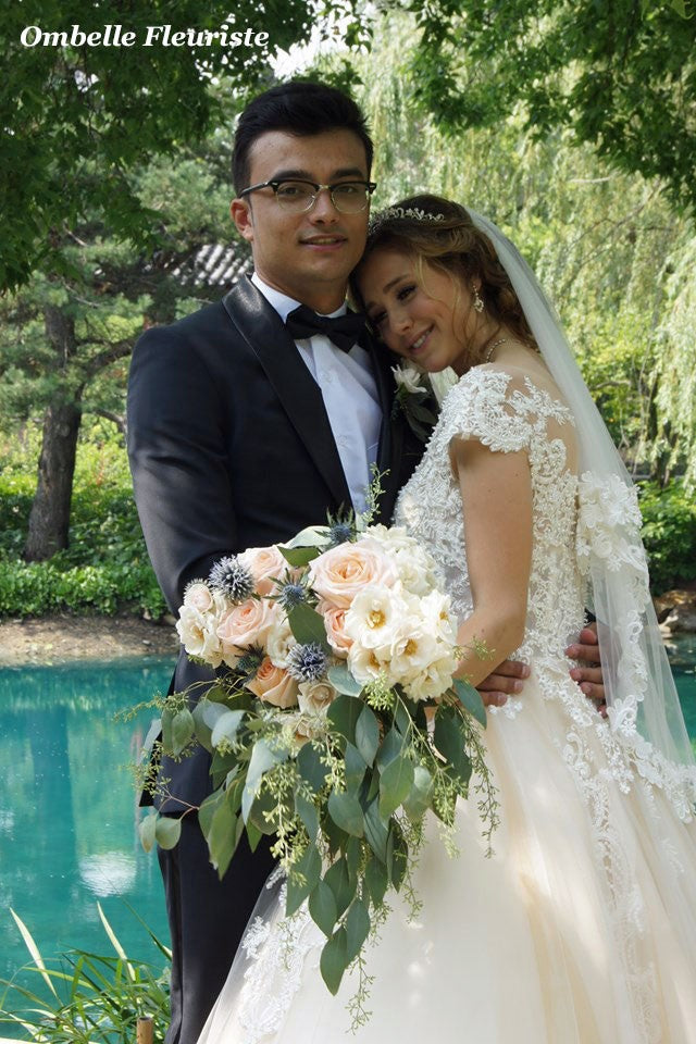 Couple de marié avec bouquet de mariage et boutonnière