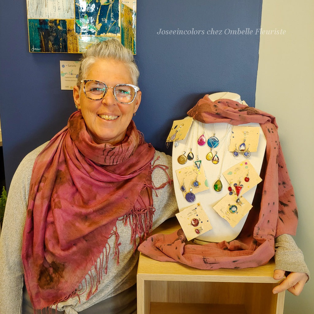 Josée in colors avec ses œuvres