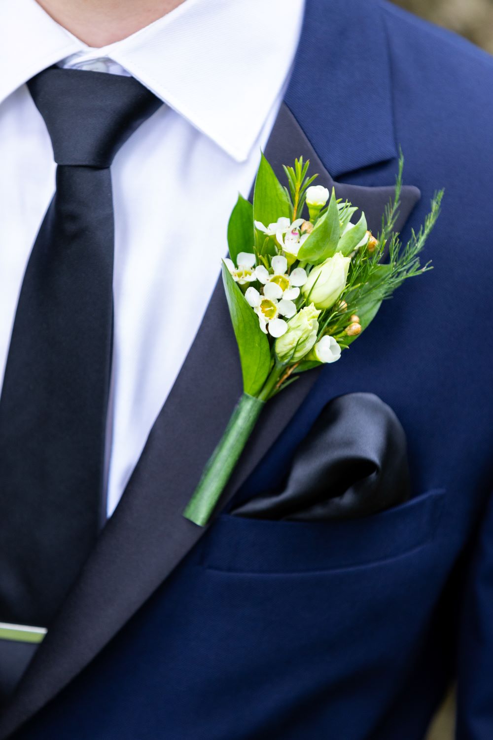 Boutonnière pour homme dans  un mariage chic-classique blanc