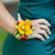 Bracelet fleuri jaune-rouge pour demoiselle dans un mariage exotique