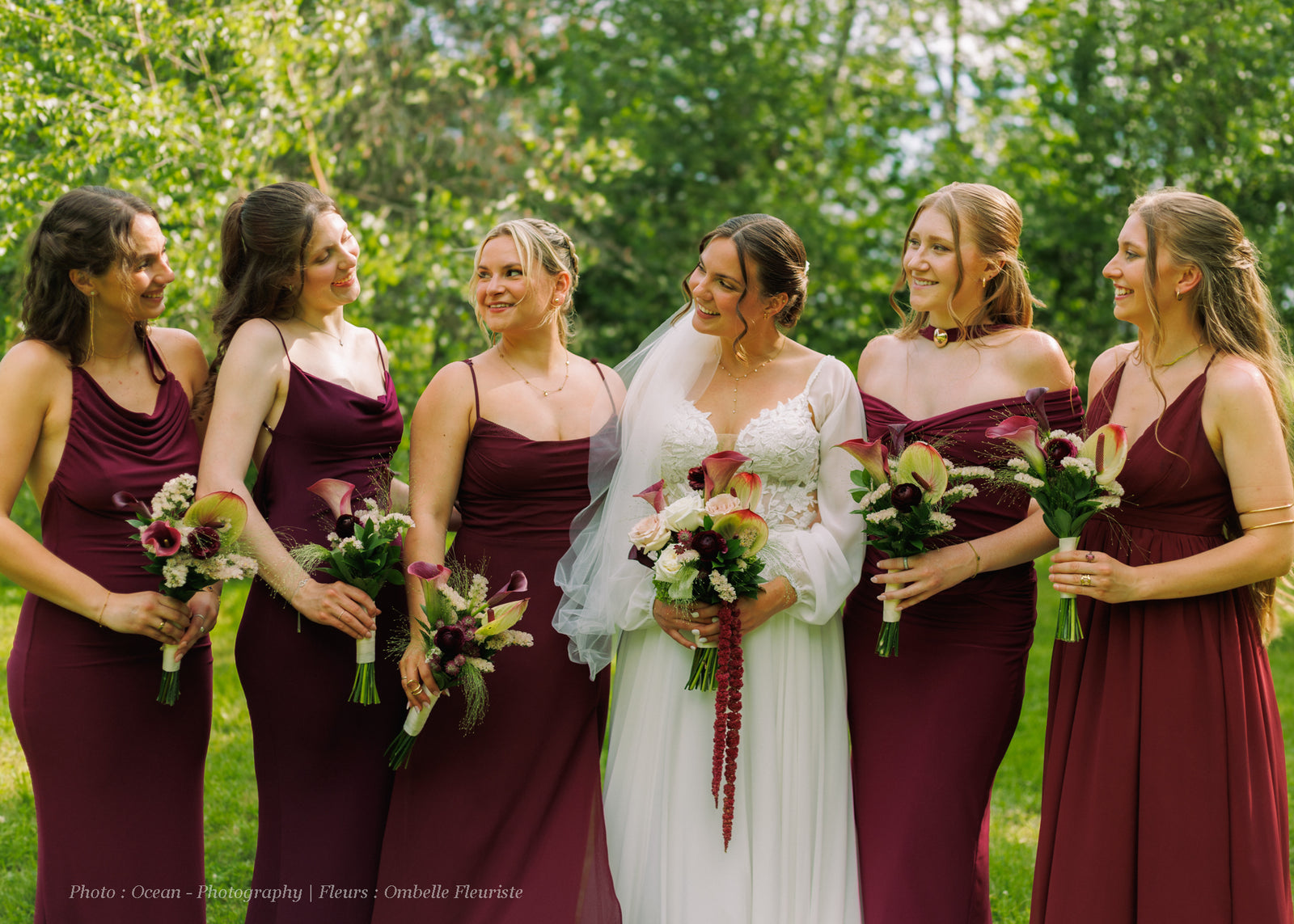 La mariée et son cortège féminin tous avec un bouquet - Livraison rive-sud de Montréal