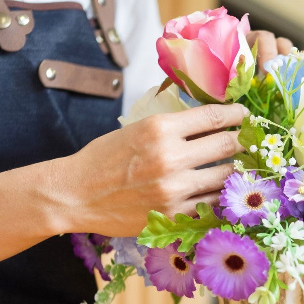 Confection de bouquet de fleurs avec des fleurs fraiches