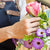 Confection de bouquet de fleurs avec des fleurs fraiches