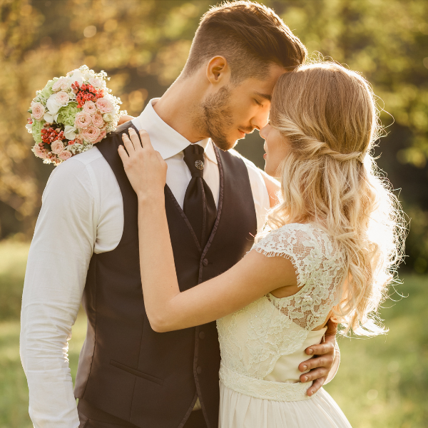 Couple heureux avec un bouquet