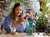 Lego - Bouquet de fleurs - 10280 - Femme qui observe le bouquet déjà construit