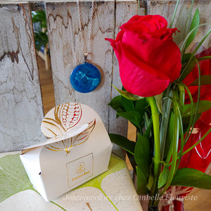 Ensemble cadeau - Rose, chocolats belges et collier (création québécoise - modèles uniques offerts)