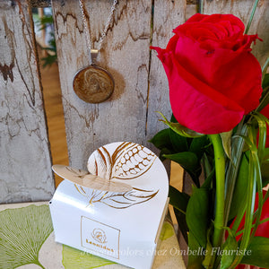 Ensemble cadeau - Rose, chocolats belges et collier (création québécoise - modèles uniques offerts)